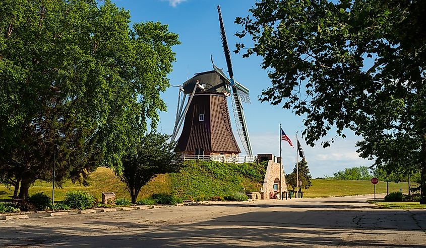 The De Immigrant Windmill on the historic Lincoln Highway, Fulton, Illinois. Image credit Eddie J. Rodriquez via Shutterstock